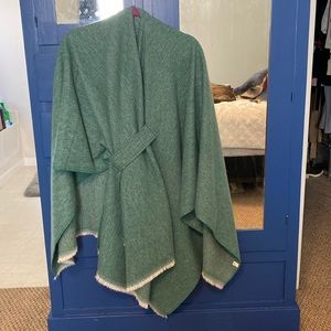 Super cozy poncho with cool closure